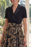 Um vestido Jacquard preto de decote em V longo com laço e laço