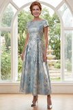 Vestido longo de mãe da noiva com decote azul jacquard azul, linha A, com laço