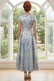 Vestido longo de mãe da noiva com decote azul jacquard azul, linha A, com laço