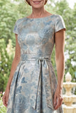 Vestido longo de mãe da noiva com decote azul jacquard azul, linha A, com laço