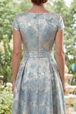 Vestido longo de mãe da noiva com decote azul jacquard azul, linha A, com laço
