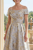 Vestido de Mãe da Noiva Azul Escuro A-Line Azul Poeirento, Ombro Caído, Jacquard Longo Franzido Mãe da Noiva