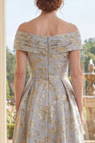 Vestido de Mãe da Noiva Azul Escuro A-Line Azul Poeirento, Ombro Caído, Jacquard Longo Franzido Mãe da Noiva