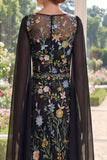 Vestido longo de mãe da noiva em tule bordado em linha A preta com mangas de capa