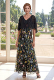 Vestido longo de mãe da noiva em tule preto bordado em linha A com mangas esvoaçantes