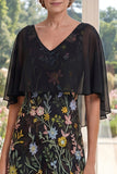 Vestido longo de mãe da noiva em tule preto bordado em linha A com mangas esvoaçantes