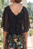 Vestido longo de mãe da noiva em tule preto bordado em linha A com mangas esvoaçantes