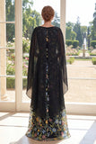 Vestido longo de mãe da noiva em tule preto bordado com capa