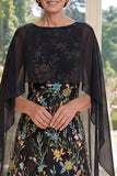 Vestido longo de mãe da noiva em tule preto bordado com capa