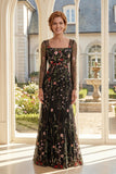 Vestido preto de tule com decote quadrado bordado da mãe da noiva