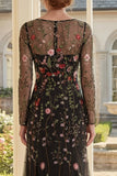 Vestido preto de tule com decote quadrado bordado da mãe da noiva