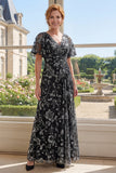 Vestido preto de tule com decote em V e decote em V comprido