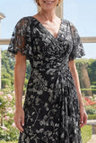 Vestido preto de tule com decote em V e decote em V comprido