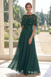 Vestido longo de mãe da noiva em tule verde escuro com missangas e capa