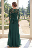 Vestido longo de mãe da noiva em tule verde escuro com missangas e capa