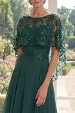 Vestido longo de mãe da noiva em tule verde escuro com missangas e capa