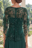 Vestido longo de mãe da noiva em tule verde escuro com missangas e capa