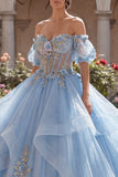 Vestido de baile azul celeste floral ombro descoberto