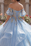 Vestido de baile azul celeste floral ombro descoberto