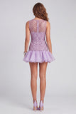Vestido de cocktail curto de gola redonda com contas lilases brilhantes e folhos