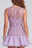 Vestido de cocktail curto de gola redonda com contas lilases brilhantes e folhos