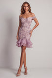 Vestido de cocktail curto lilás brilhante com contas e folhos caídos no ombro
