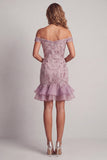 Vestido de cocktail curto lilás brilhante com contas e folhos caídos no ombro