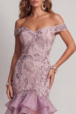 Vestido de cocktail curto lilás brilhante com contas e folhos caídos no ombro