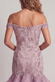 Vestido de cocktail curto lilás brilhante com contas e folhos caídos no ombro