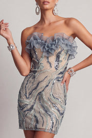 Vestido de cocktail curto, justo, apertado e apertado azul poeirento, sem alças, com folhos