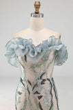 Vestido de cocktail curto, justo, apertado e apertado azul poeirento, sem alças, com folhos