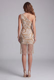 Vestido de cocktail curto, justo com contas de um ombro, champanhe e franjas