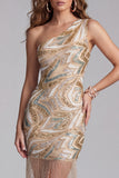 Vestido de cocktail curto, justo com contas de um ombro, champanhe e franjas