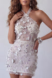 Vestido de cocktail curto e justo com contas abertas em prata prateada