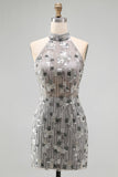 Vestido de cocktail curto, justo, prateado prateado com costas abertas, gola alta e contas