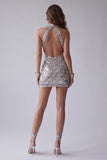 Vestido de cocktail curto, justo, prateado prateado com costas abertas, gola alta e contas