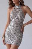 Vestido de cocktail curto, justo, prateado prateado com costas abertas, gola alta e contas