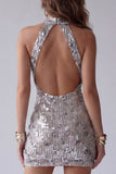 Vestido de cocktail curto, justo, prateado prateado com costas abertas, gola alta e contas