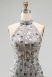 Vestido de cocktail curto, justo, prateado prateado com costas abertas, gola alta e contas