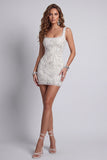 Vestido de cocktail curto, curto e justo, branco branco de alças grossas com misangas