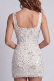 Vestido de cocktail curto, curto e justo, branco branco de alças grossas com misangas