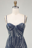 Vestido de cocktail curto cintilante azul-marinho com alças grossas e missangas