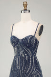Vestido de cocktail curto cintilante azul-marinho com alças grossas e missangas