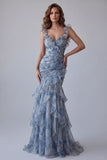 Vestido formal longo floral ondulado em chiffon azul empoeirado de sereia com folhos