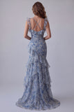 Vestido formal longo floral ondulado em chiffon azul empoeirado de sereia com folhos