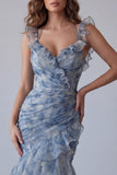 Vestido formal longo floral ondulado em chiffon azul empoeirado de sereia com folhos