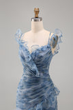 Vestido formal longo floral ondulado em chiffon azul empoeirado de sereia com folhos