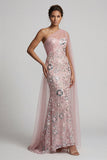 Vestido comprido de mãe da noiva cor-de-rosa brilhante com missangas de sereia e capa lateral