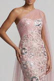 Vestido comprido de mãe da noiva cor-de-rosa brilhante com missangas de sereia e capa lateral