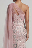 Vestido comprido de mãe da noiva cor-de-rosa brilhante com missangas de sereia e capa lateral
